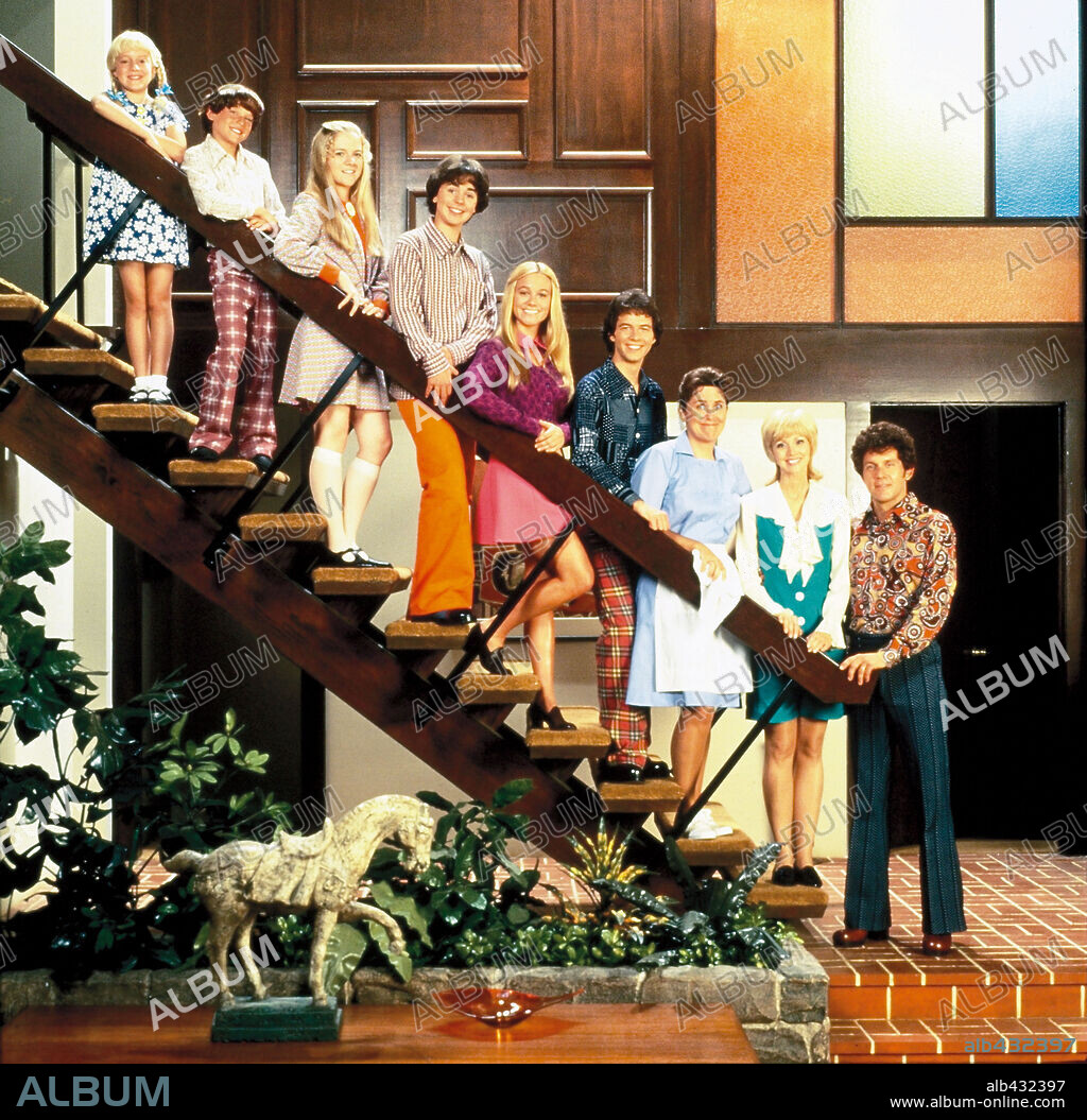 CHRISTINE TAYLOR, CHRISTOPHER DANIEL BARNES, GARY COLE, HENRIETTE MANTEL, JENNIFER ELISE COX, JESSE LEE, OLIVIA HACK, PAUL SUTERA and SHELLEY LONG in THE BRADY BUNCH, 1995, directed by BETTY THOMAS. Copyright PARAMOUNT PICTURES.