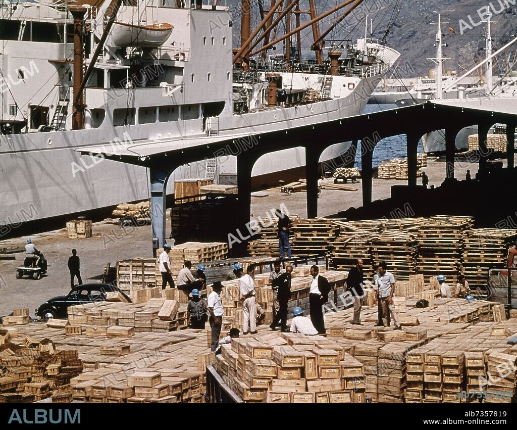 MERCANCIAS EN EL PUERTO DE SANTA CRUZ DE TENERIFE - FOTO DE LOS AÑOS 60.