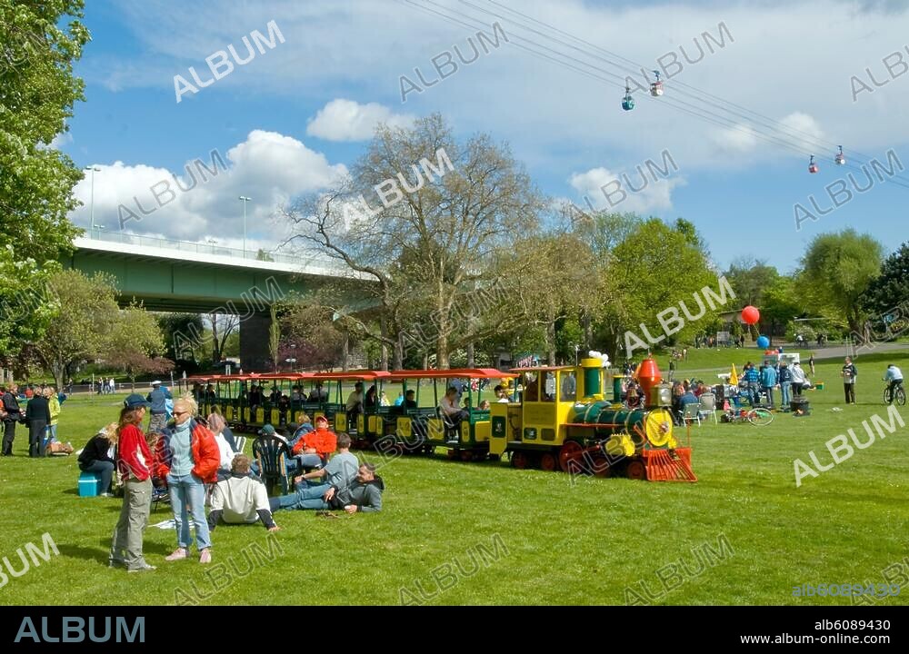 Köln, Deutz, Rheinpark mit Kleinbahn und Rheinseilbahn.
