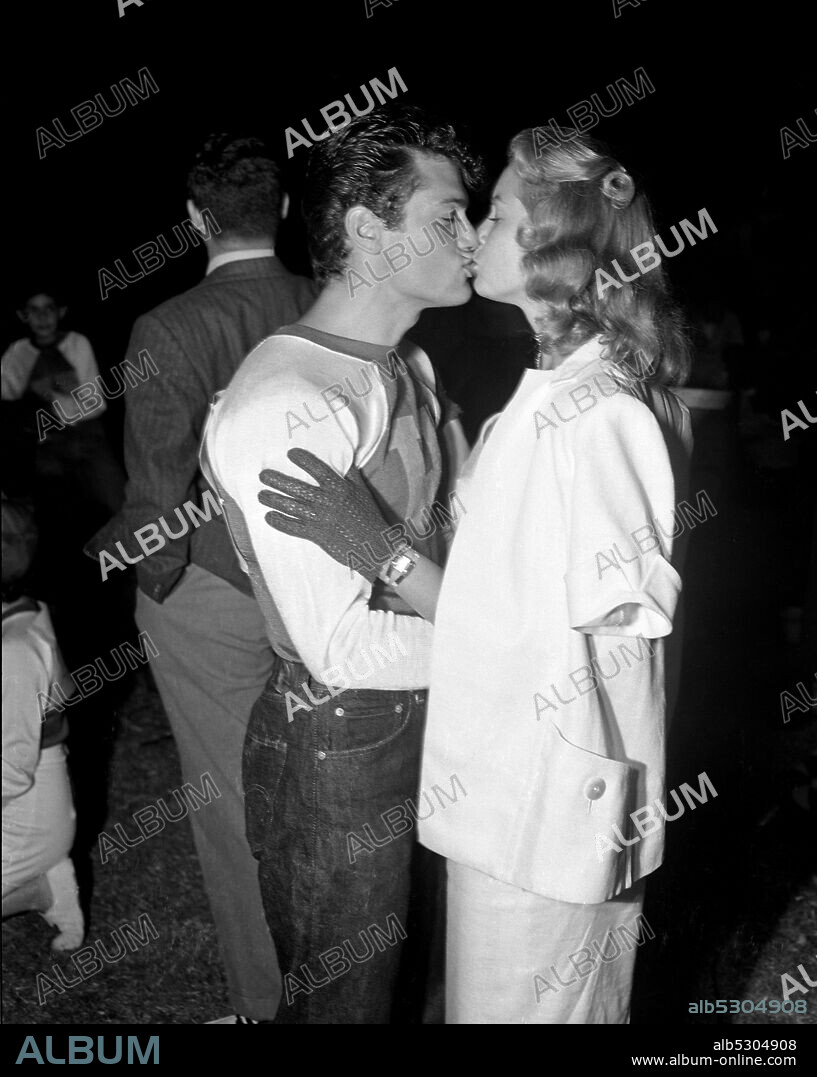 JANET LEIGH y TONY CURTIS. Circa 1951, Hollywood, California, USA: American actor TONY CURTIS kisses his wife actress JANET LEIGH. Janet Leigh and Tony Curtis appeared together in five films: Houdini (1953), The Black Shield of Falworth (1954), The Vikings (1958), The Perfect Furlough (1958) and Who Was That Lady? (1960.