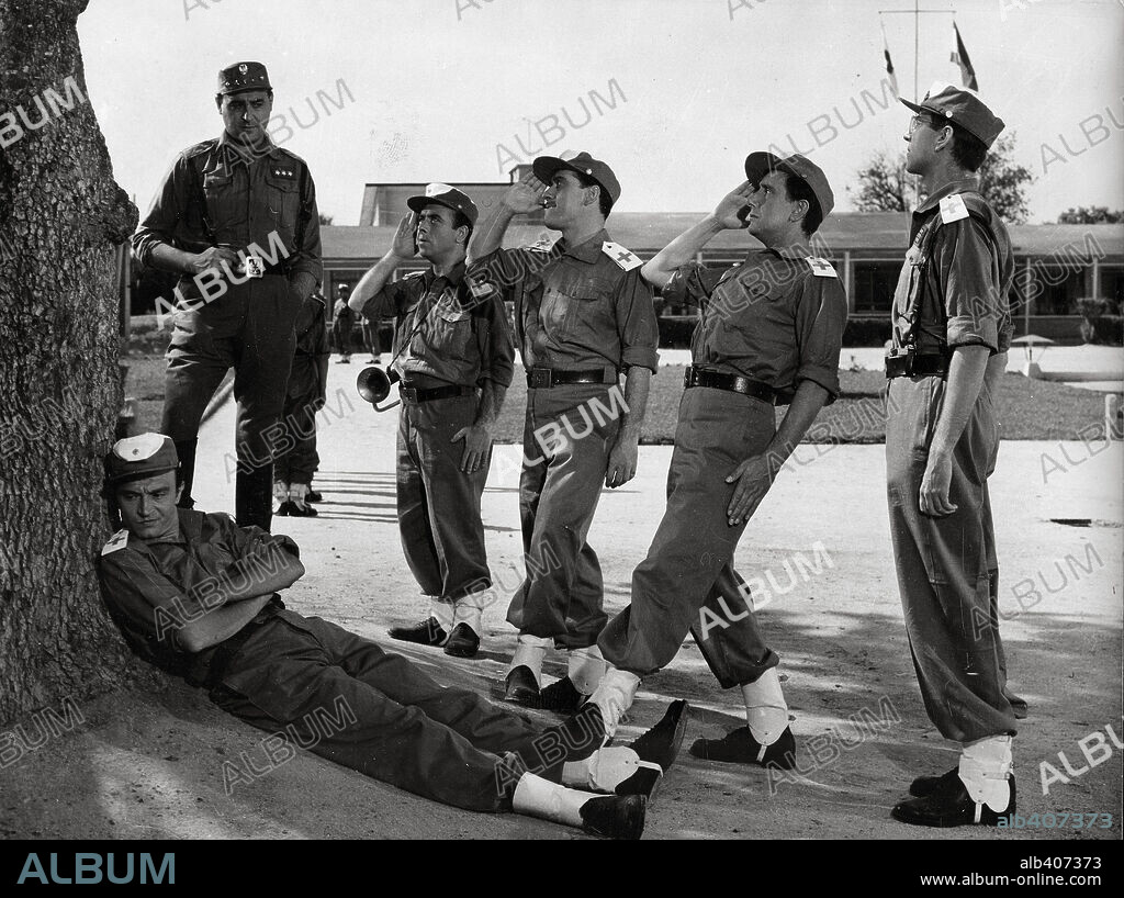 JOSE L. VAZQUEZ y TONY LEBLANC en TRES DE LA CRUZ ROJA, 1961, dirigida por FERNANDO PALACIOS.