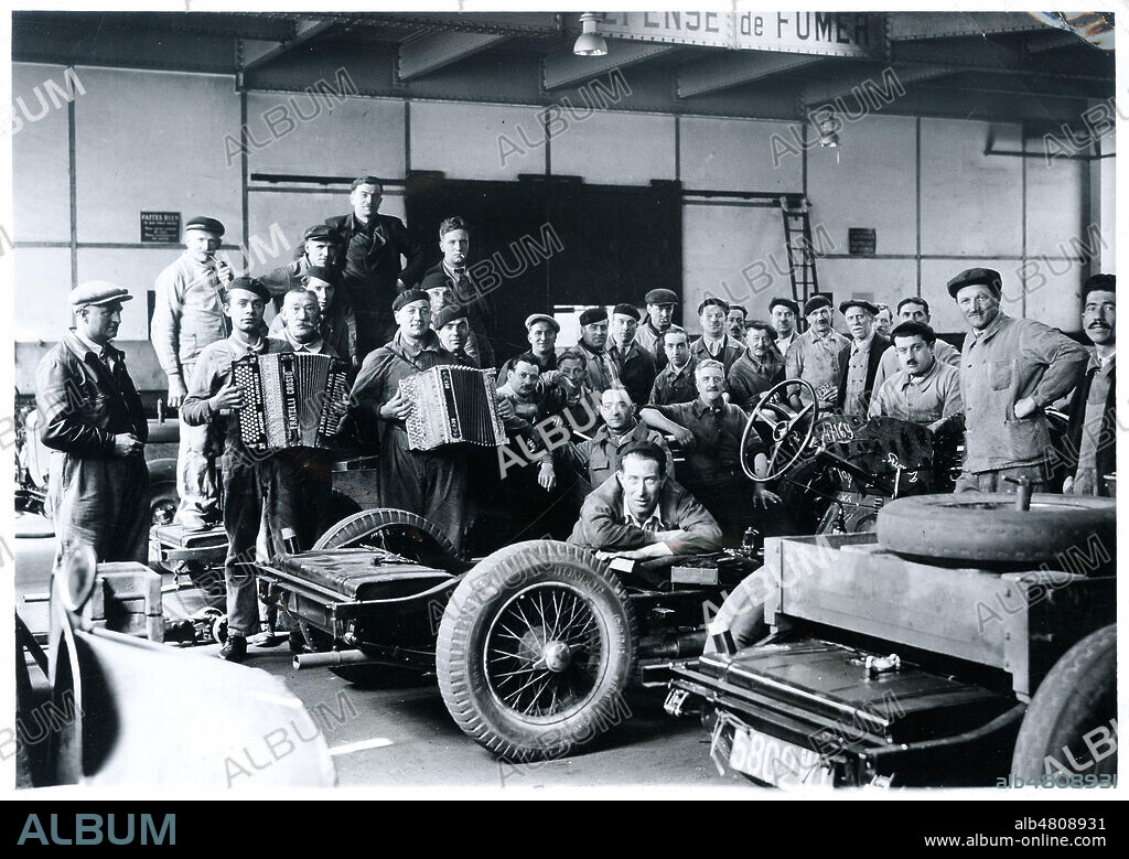 Usine des voitures DELAHAYE, pendant les greves du Front Populaire en mai juin 1936. Credit Collection KHARBINE TAPABOR.