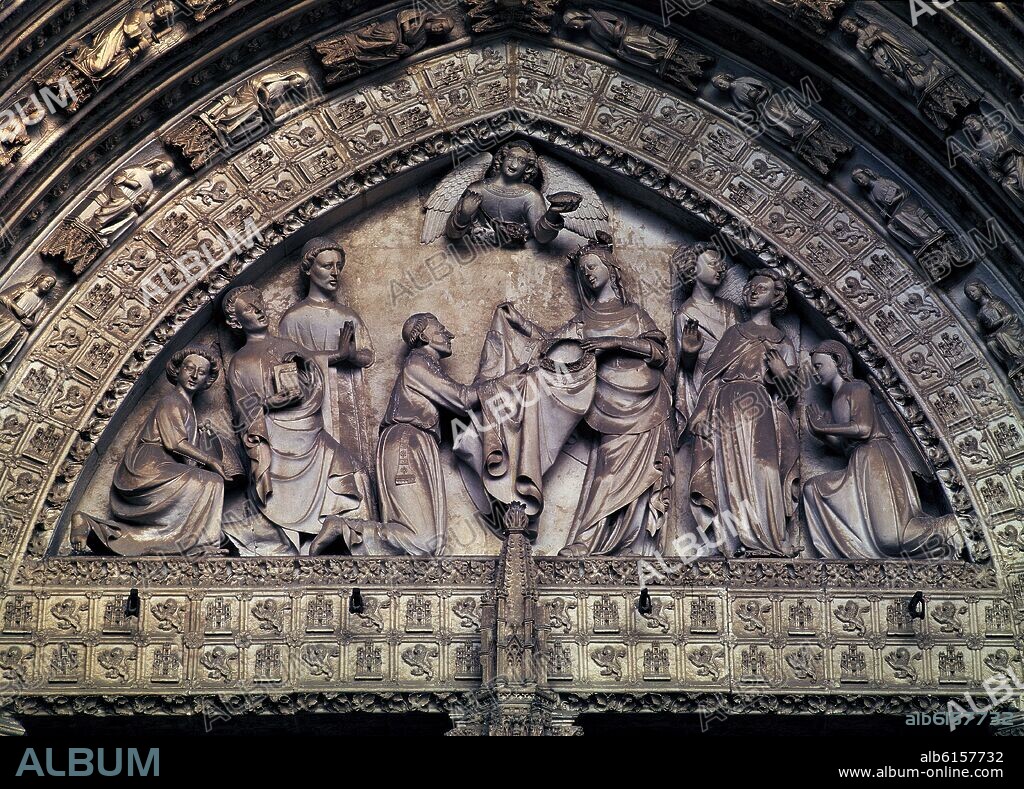 DETALLE DEL TIMPANO DE LA PORTADA DEL PERDON -RELIEVE: IMPOSICION DE LA CASULLA A SAN ILDEFONSO - SIGLO XV.