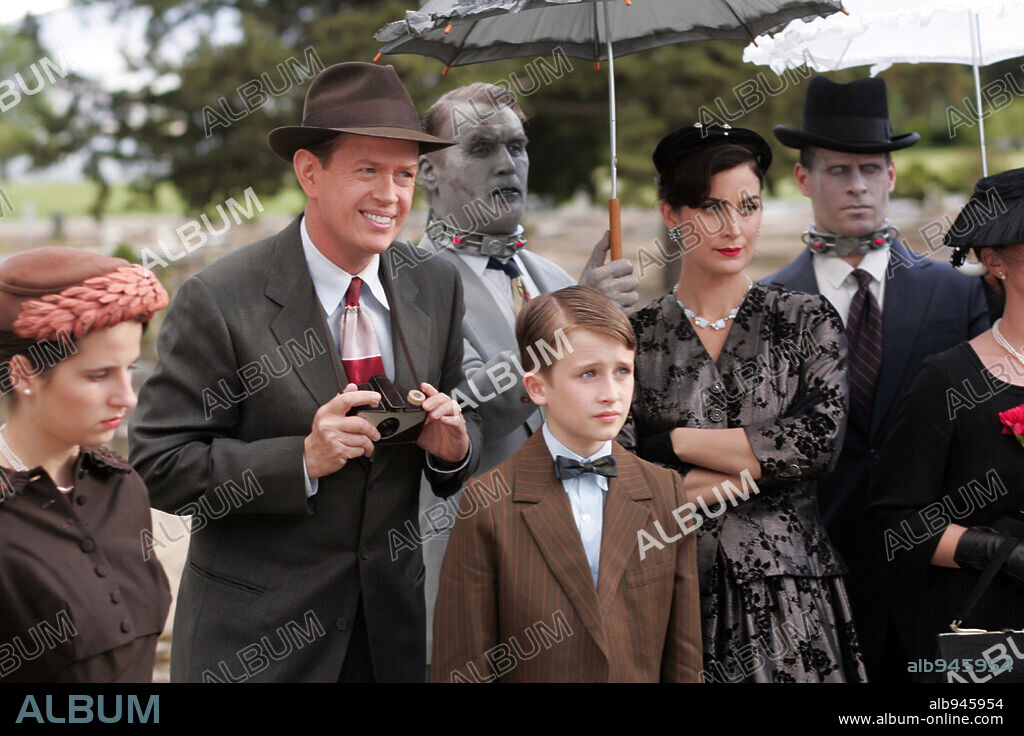 BILLY CONNOLLY, CARRIE-ANNE MOSS, DYLAN BAKER and K'SUN RAY in FIDO, 2006, directed by ANDREW CURRIE. Copyright LIONS GATE FILMS.