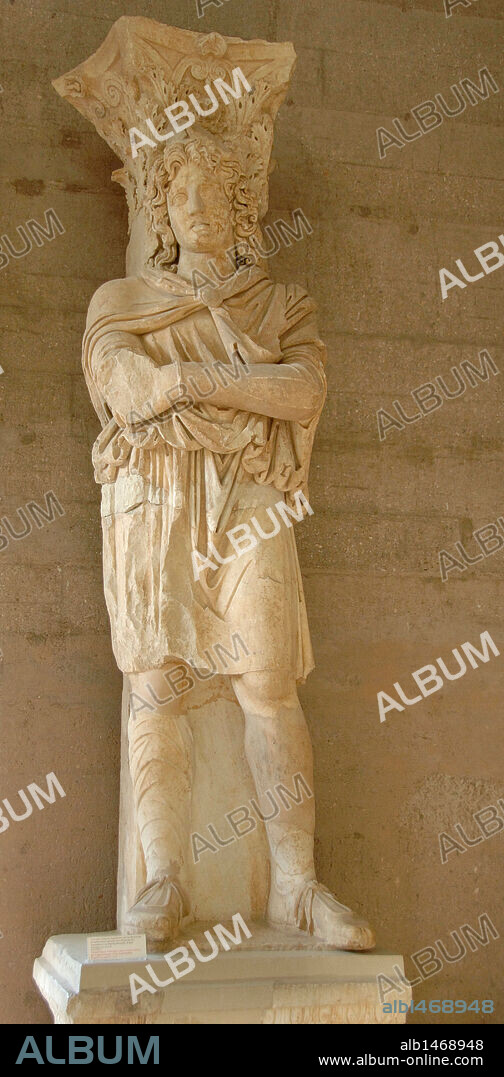 ARTE GRIEGO. GRECIA. Estatua colosal de un PRISIONERO FRIGIO utilizada como columna en la FACHADA DE LOS CAUTIVOS de la BASILICA NORTE. Fechada en la segunda mitad del del s. II principios del s. III d. C. Museo de Corinto. Provincia de Korinthia. Región del Peloponeso. Grecia.