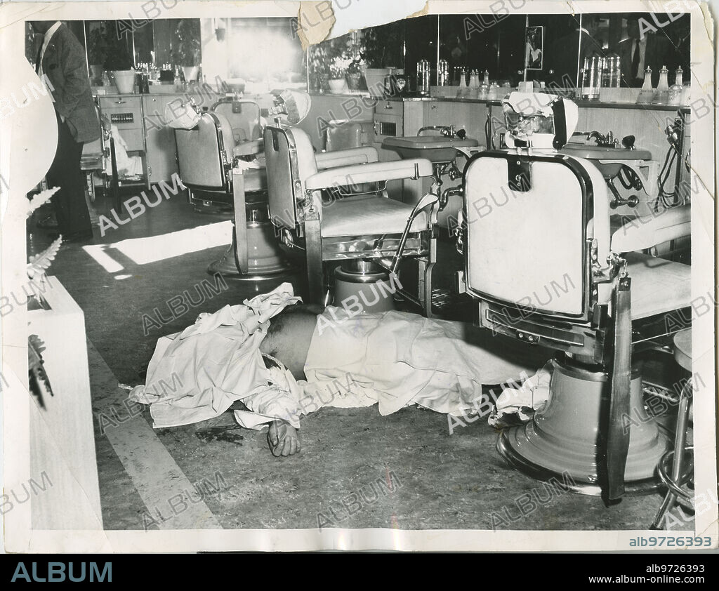 Nueva York (Estados Unidos), 25/10/1957. Asesinato del mafioso Albert Anastasia. En la imagen, su cuerpo yace en la barbería del Park Sheraton Hotel, en pleno Manhattan, acribillado a balazos.