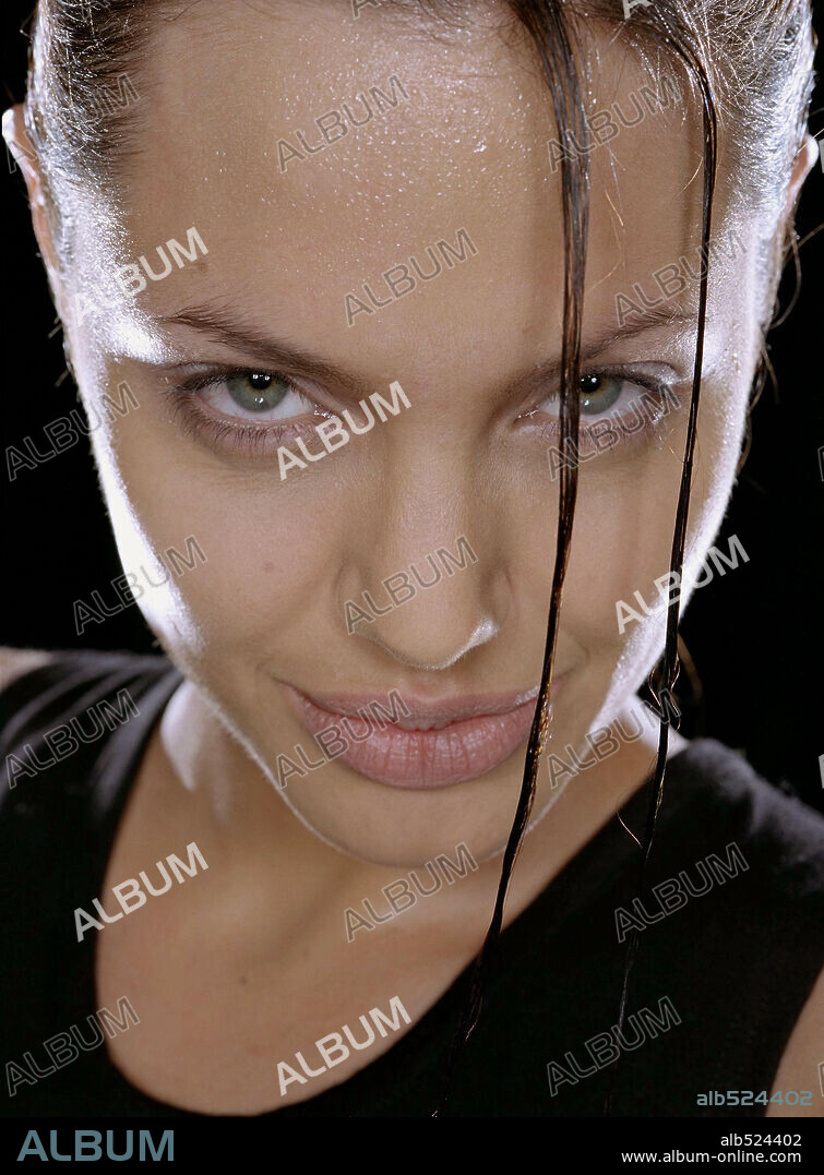 ANGELINA JOLIE dans LARA CROFT: TOMB RAIDER, 2001, réalisé par SIMON WEST. Copyright PARAMOUNT PICTURES.