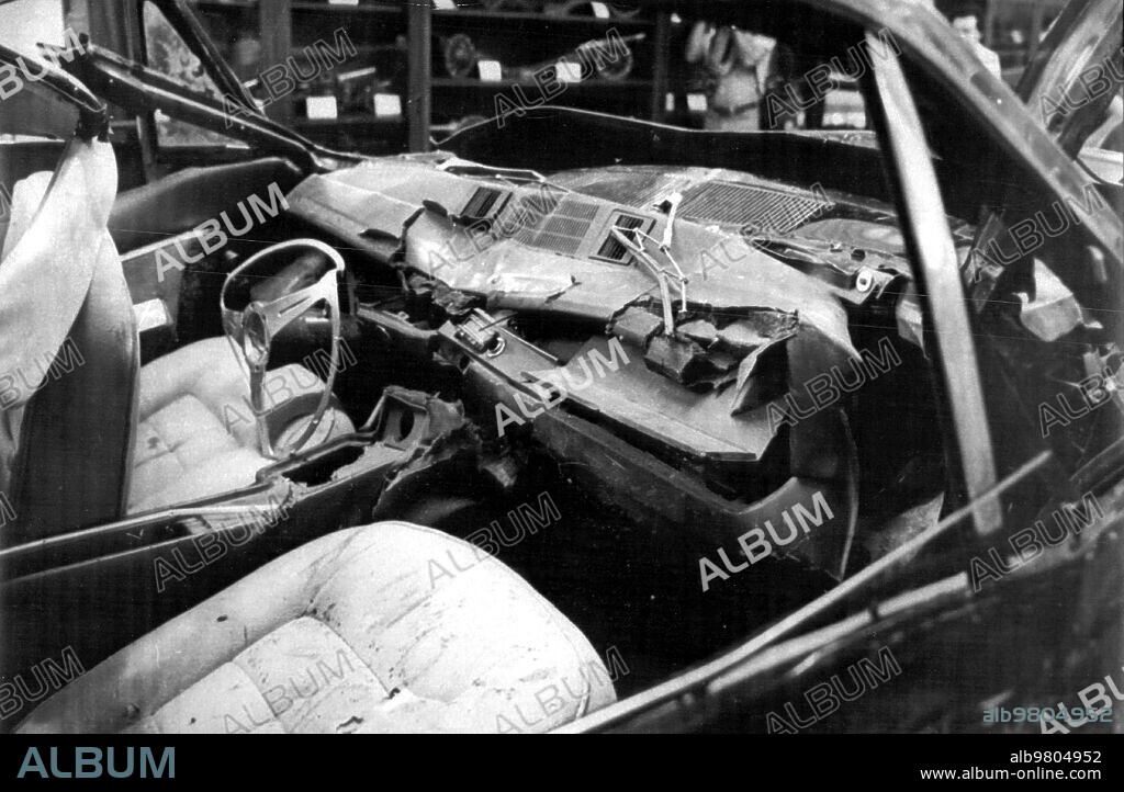 Vista de cómo Quedó el coche después de la explosión  donde Murío el presidente carrero blanco el 20 de diciembre de 1973, Trasladado al museo del Ejército.