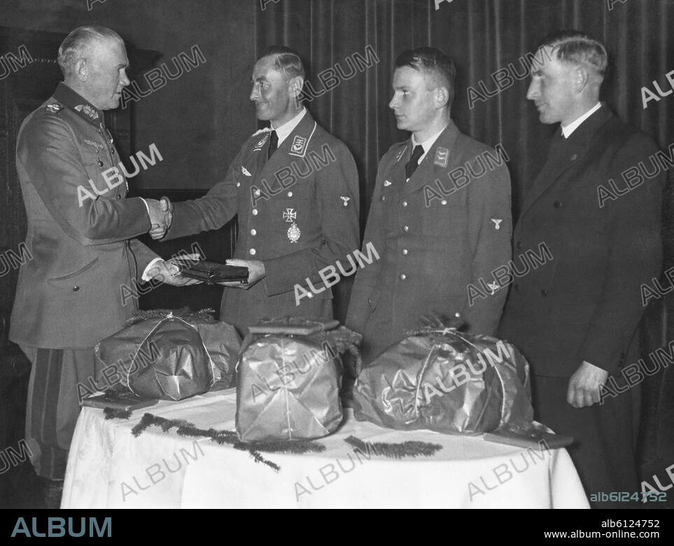 Blomberg, Werner von; Generalfeldmarschall (1936), Reichswehrminister (ab 1933), 1935-38 Reichskriegsminister und Oberbefehlshaber d. Wehrmacht; 1878-1946. - Reichswehrminister von Blomberg gratuliert dem Luftwaffenpiloten F.Funk. (2. v. l.) u. seiner Besatzung (Funker Kunze und Maschinist Brecht) zu ihrem. 1.000 000. Flugkilometer.-Foto, 21.12.1934.