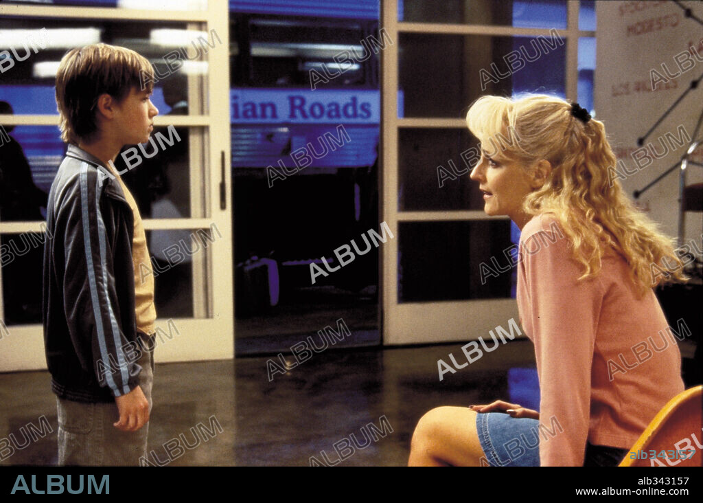 HALEY JOEL OSMENT and HELEN HUNT in PAY IT FORWARD, 2000, directed by MIMI LEDER. Copyright WARNER BROS. PICTURES / JAMES, DAVID.