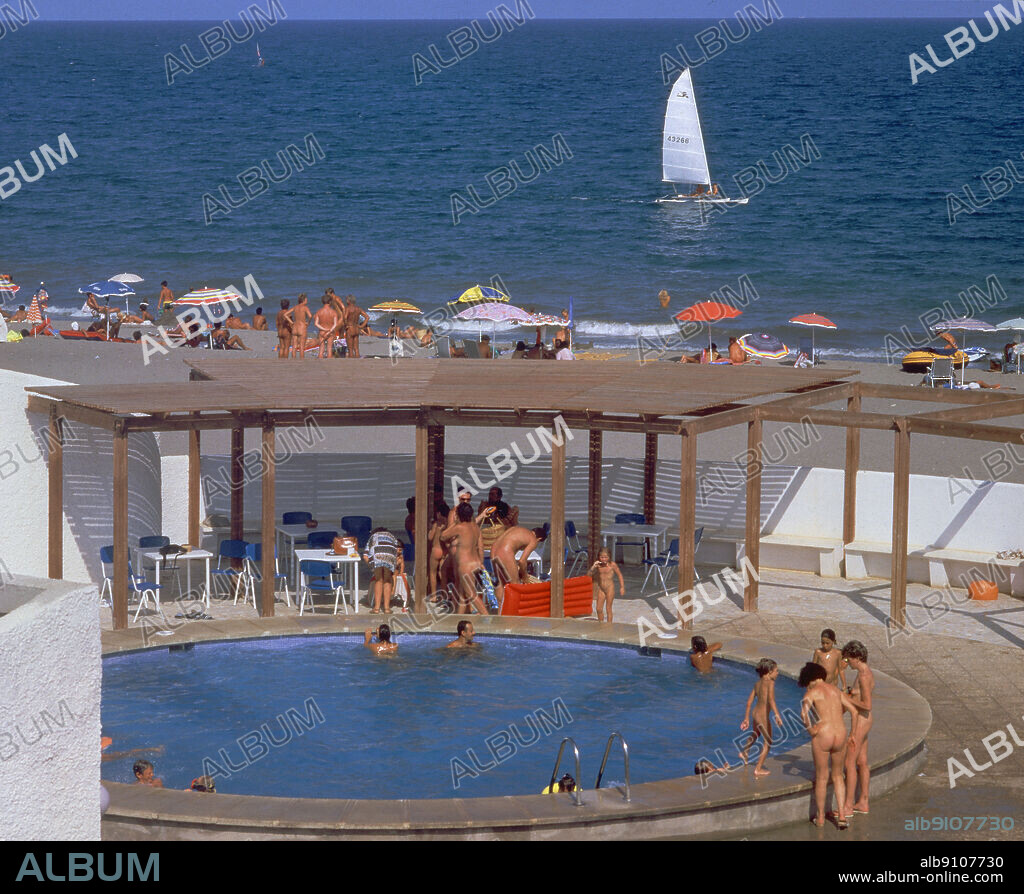 PLAYA NUDISTA-PISCINA.