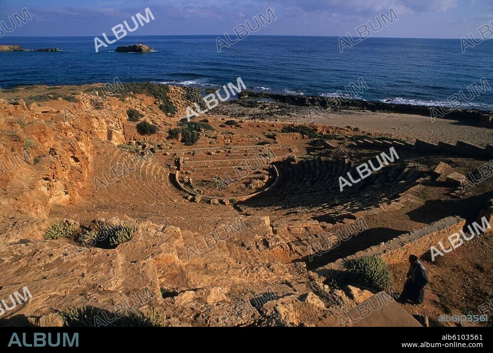 Apollonia (Hafenstadt von Kyrene; in der späteren röm.Kaiserzeit Sozusa, heute Marsa Susa, Cyrenaika, Libyen), Theater (griechische Zeit?; in römischer Zeit unter Domitian 92 n.Chr. erneuert).-Ansicht von Süden; im Wasser Reste der Mole des antiken Hafenbeckens.-/ Foto, 2007.