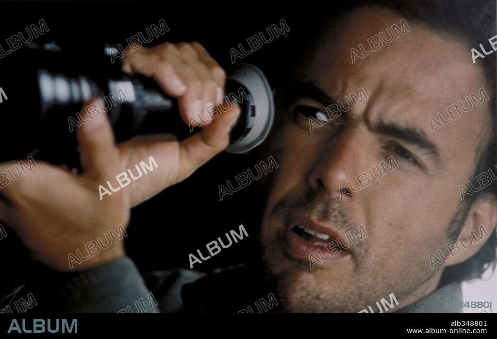 Alejandro Gonzalez Inarritu. ALEJANDRO GONZALEZ IÑARRITU in LOVE'S A BITCH, 2000 (AMORES PERROS), directed by ALEJANDRO GONZALEZ IÑARRITU. Copyright LIONS GATE FILMS / PRIETO, RODRIGO.