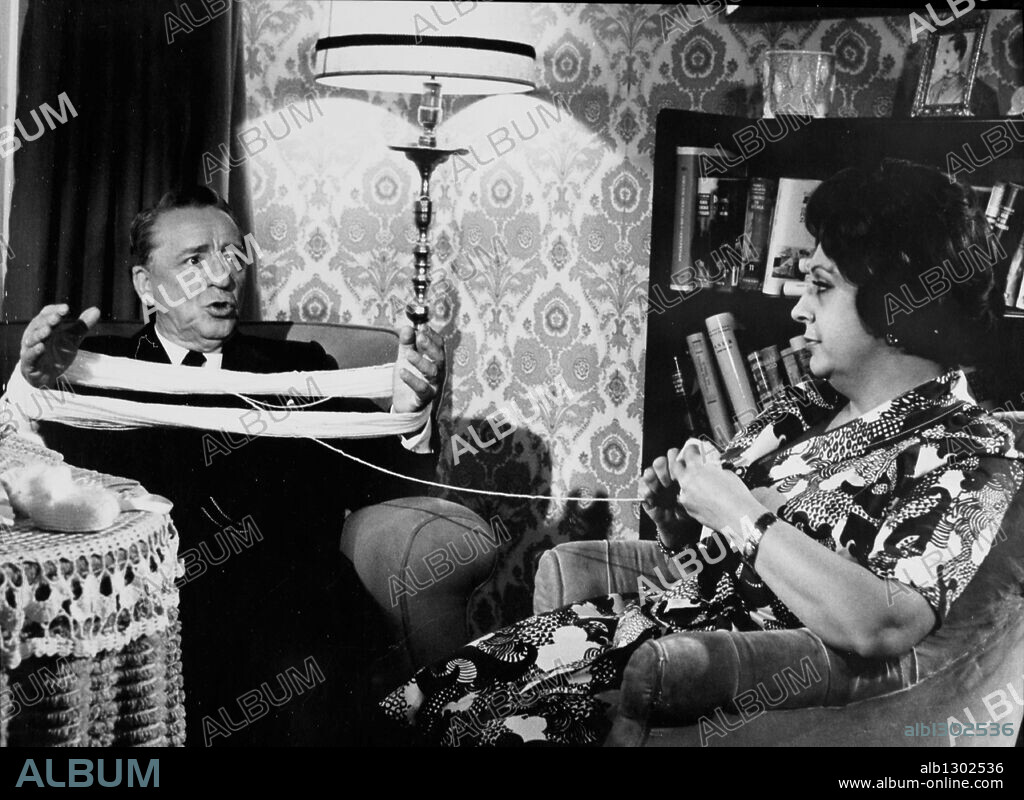 FLORINDA CHICO y PACO MARTINEZ SORIA en EL PADRE DE LA CRIATURA, 1972, dirigida por PEDRO LAZAGA. Copyright ESTUDIOS CINEMATOGRAFICOS ROMA.
