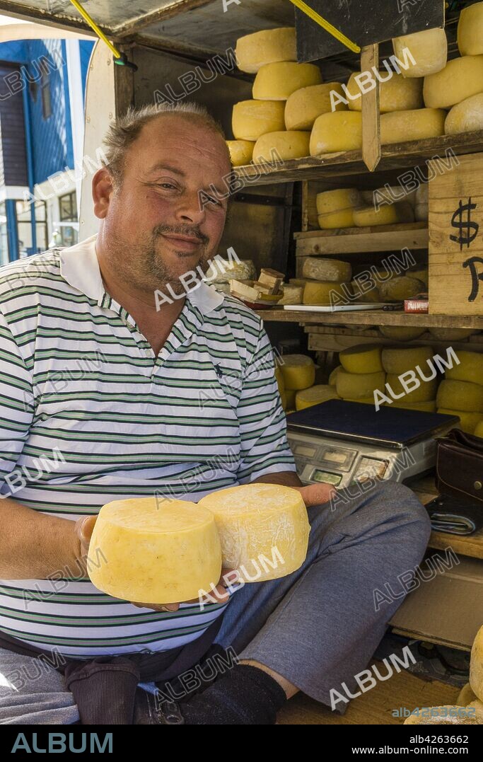 venta de queso tipico regional, mercadillo artesanal de Angelmó, Puerto Montt , provincia de Llanquihue, región de Los Lagos.Patagonia, República de Chile,América del Sur.