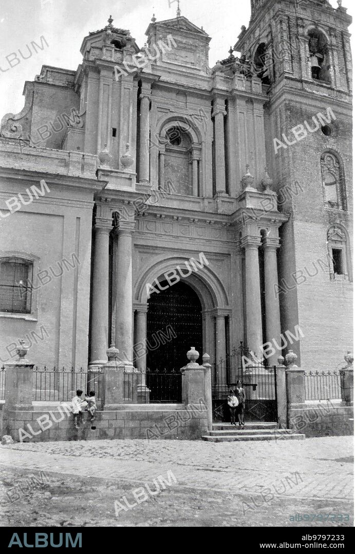 1930. Iglesia parroquial de santa María Nagdalena en el pueblo el Arahal (Sevilla).