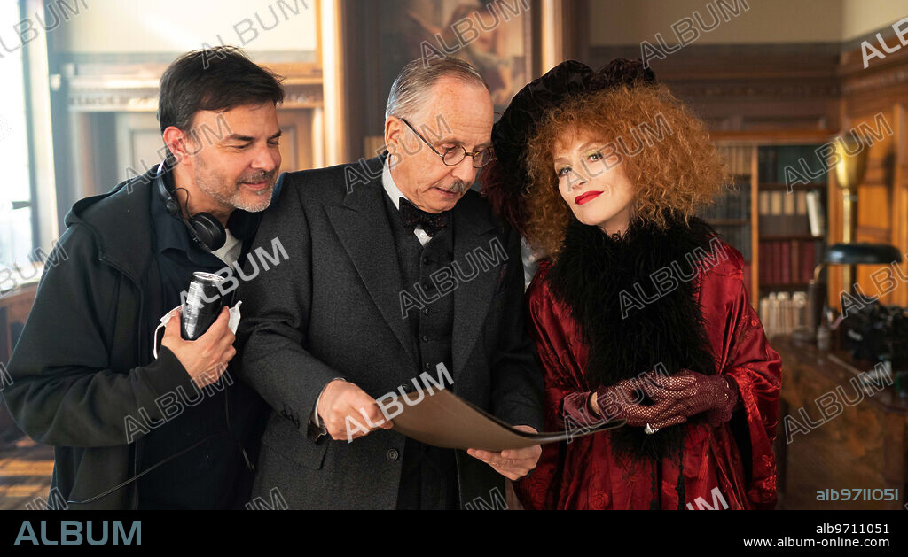 FABRICE LUCHINI, FRANÇOIS OZON and ISABELLE HUPPERT in MY CRIME, 2023 (MON CRIME), directed by FRANÇOIS OZON. Copyright MANDARIN CINEMA.