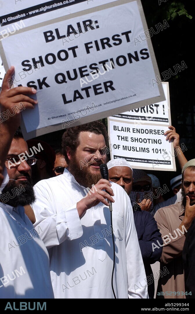 Photograph of Anjem Choudary and Sulayman Keeler at a radical Muslim rally outside Forest Gate police station in 2006.