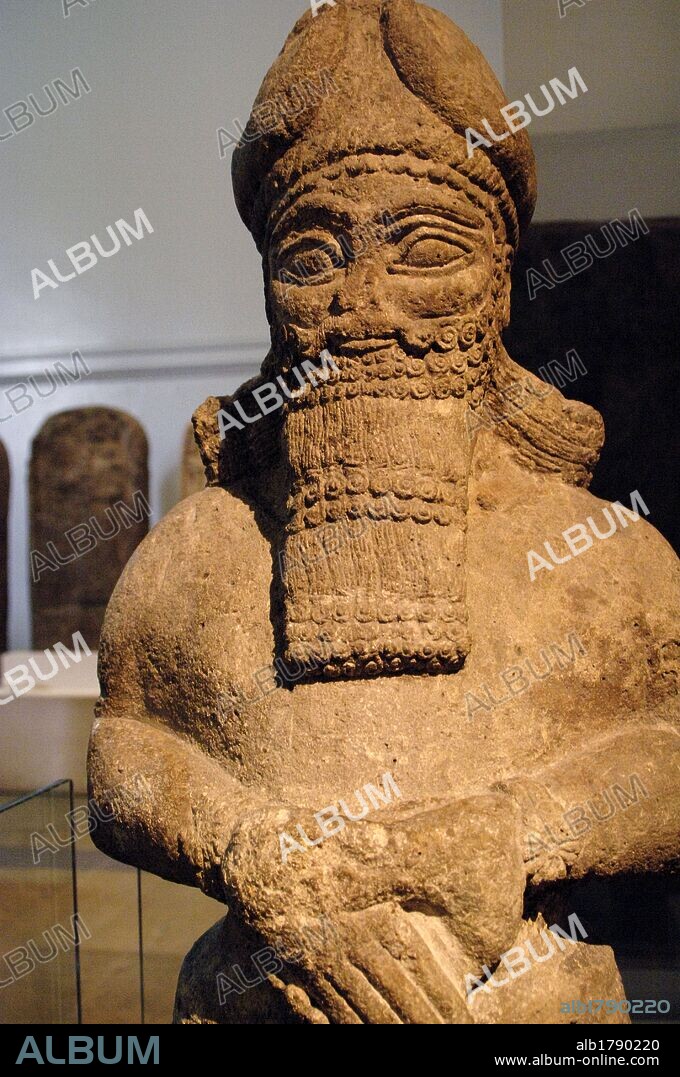 ARTE MESOPOTAMICO-ASIRIO. S. IX a. C. Estatua de un DIOS ACOMPAÑANTE. Fechado hacia el año 810-800 a. C. Procede del Templo de Nabu. Nimrud. Museo Británico. Londres. Inglaterra. Reino Unido.