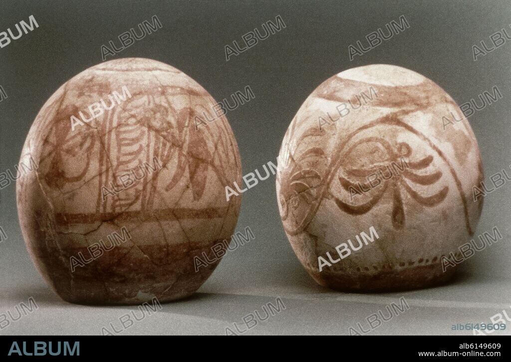 HUEVOS DE AVESTRUZ CON DECORACION PINTADA ENCONTRADOS EN LA NECROPOLIS DE PUIG DES MOLINS - SIGLOS V/IV AC.