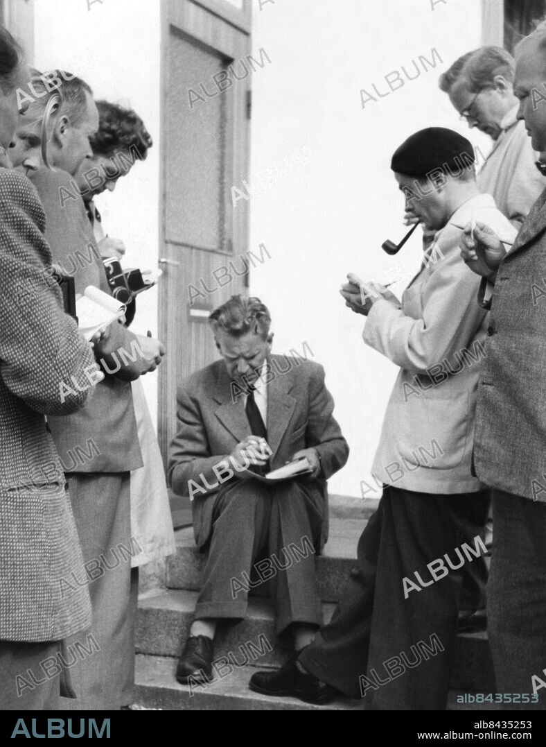 Massmördaren Tore Hedin i Skåne 1951 - 1952.. Mördade kvarnägaren Allan Nilsson i Tjörnarp med yxa. 21 aug 1952 mördade han sina föräldrar mor och far och sätter fyr eld på föräldrahemmet i Saxtorp. Kör därpå till ålderdomshemmet i Hurva där han mördar sin fästmö och föreståndarinnan med yxa. Han tänder sedan eld på hemmet och ytterligare fem personer åldringar dör.. På bilden informerar landsfogden Alf Eliasson pressen.