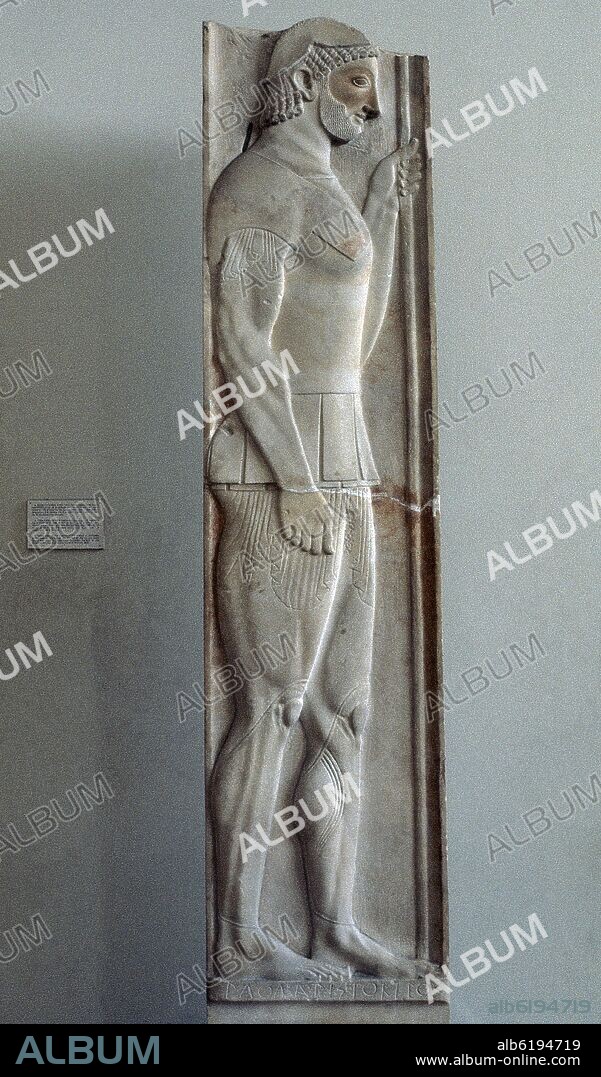 ARISTOKLES / ARISTOCLES. ESTELA FUNERARIA DE ARISTION - 510 AC - MARMOL - 202 x 14 cm.