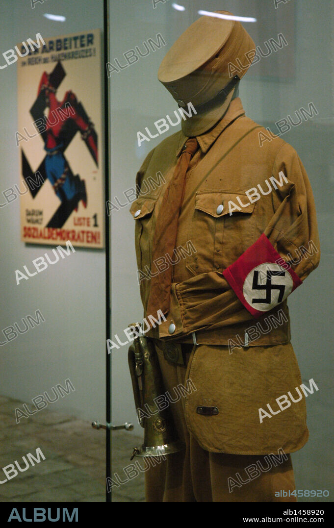 "UNIFORME DE LAS SA (STURMABTEILUNG) ", grupo paramilitar nazi. S. XX. Museo del Campo de Concentración de Sachsenhausen. Cercanías de Oranienburg, Brandenburgo. Alemania.