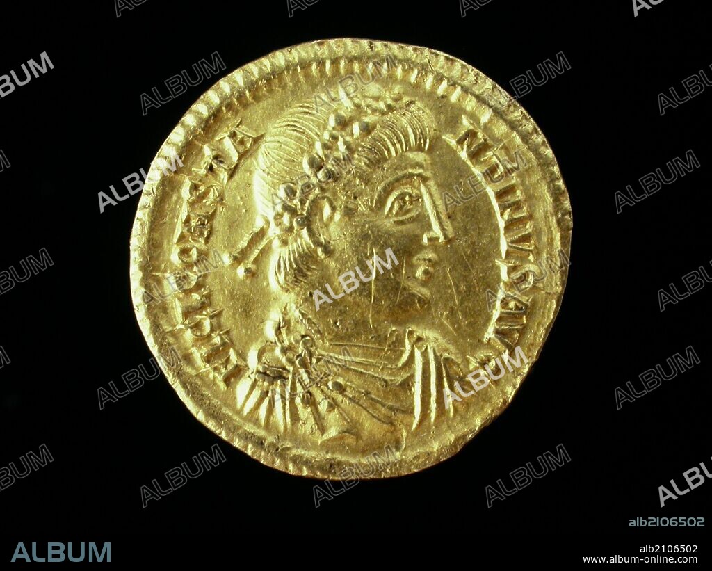 NUMISMATICA.MONEDA IMPERIO ROMANO. SOLIDO DE ORO, DE CONSTANTINO. ANVERSO. BUSTO DIADEMADO DE PERLAS Y ROSETAS A LA DERECHA CON PALUDAMENTUM Y CORAZA. (DEPOSITO: MUSEO ARQUEOLOGICO NACIONAL).
