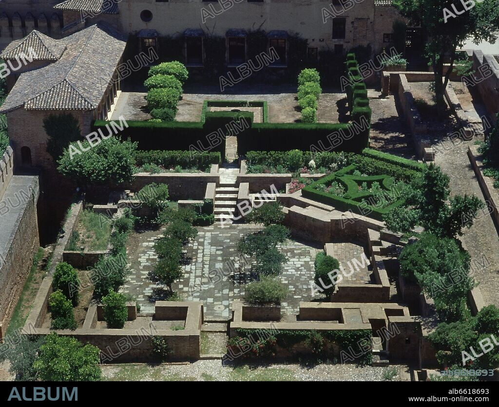 PRIMER PATIO DE LA CASA REAL DE LA ALHAMBRA CONOCIDO COMO PATIO DE LA MADRASA CON EL PATIO DE MACHUCA AL FONDO.