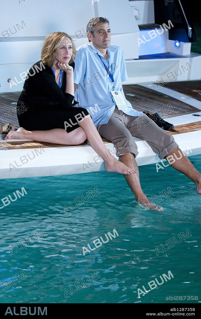GEORGE CLOONEY and VERA FARMIGA in UP IN THE AIR, 2009, directed by JASON REITMAN. Copyright PARAMOUNT PICTURES.
