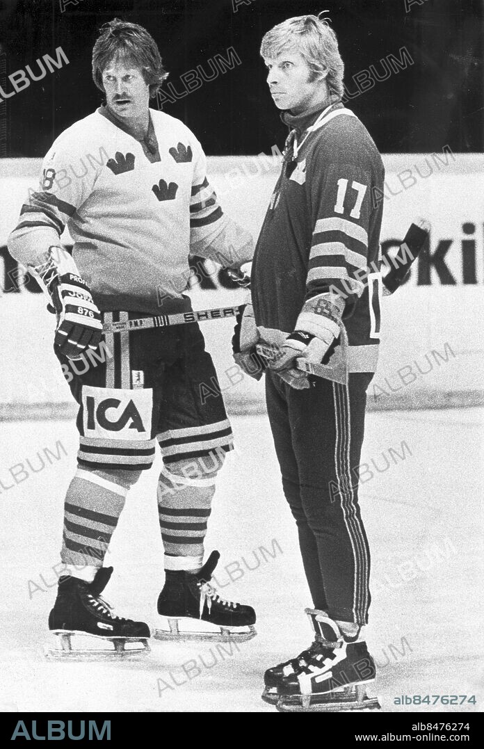 Göteborg 1976 eller 1977 - Juha Widing - 1947-1984 - ishockeyspelare som började sin bana i Gais - proffs i Canada i bland annat New York Rangers - på bilden ses han i landsllagsdressen tillsammans med förbundskaptenen hans "Virus" Lindberg *** Local Caption *** Foto: Åke Silfversparre. Kamerareportage.
