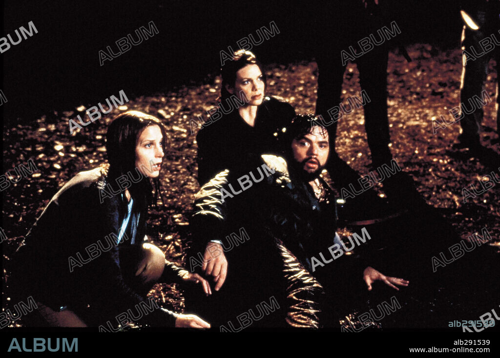 BRIDGET FONDA y OLIVER PLATT en MANDÍBULAS, 1999 (LAKE PLACID), dirigida por STEVE MINER. Copyright PHOENIX PICTURES.