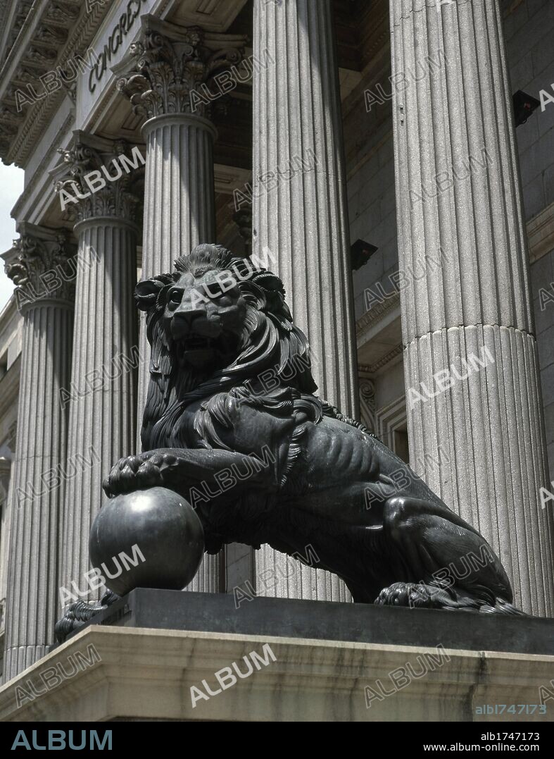 ARTE SIGLO XIX. ESPAÑA. PONZANO Y GASCON, Ponciano (Zaragoza, 1813-Madrid 1877). Escultor español. LEON (1848) que flanquea la entrada del PALACIO DEL CONGRESO DE LOS DIPUTADOS (1843-1850). MADRID.