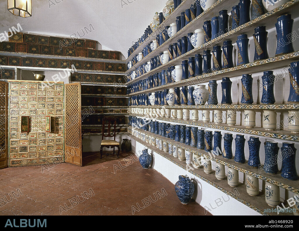 "FARMACIA DEL HOSPITAL DE TAVERA". Siglo XVI. Conserva una importante colección de TARROS DE CERAMICA DE TALAVERA. TOLEDO. Castilla-La Mancha. España.