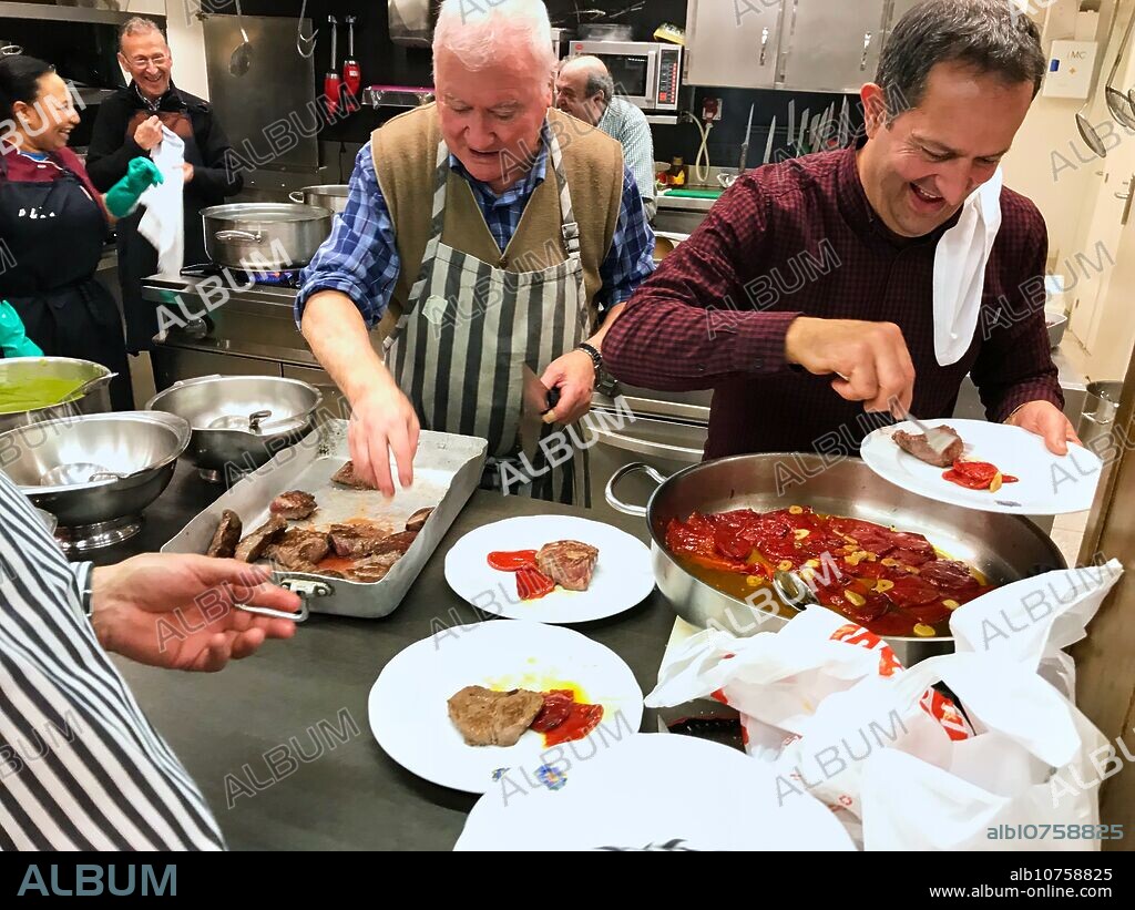 Cooks in the kitchen, Sociedad Gastronómica Gaztelubide, Gastronomic society, San Sebastian, Donostia, Gipuzkoa, Basque Country, Spain, Europe.