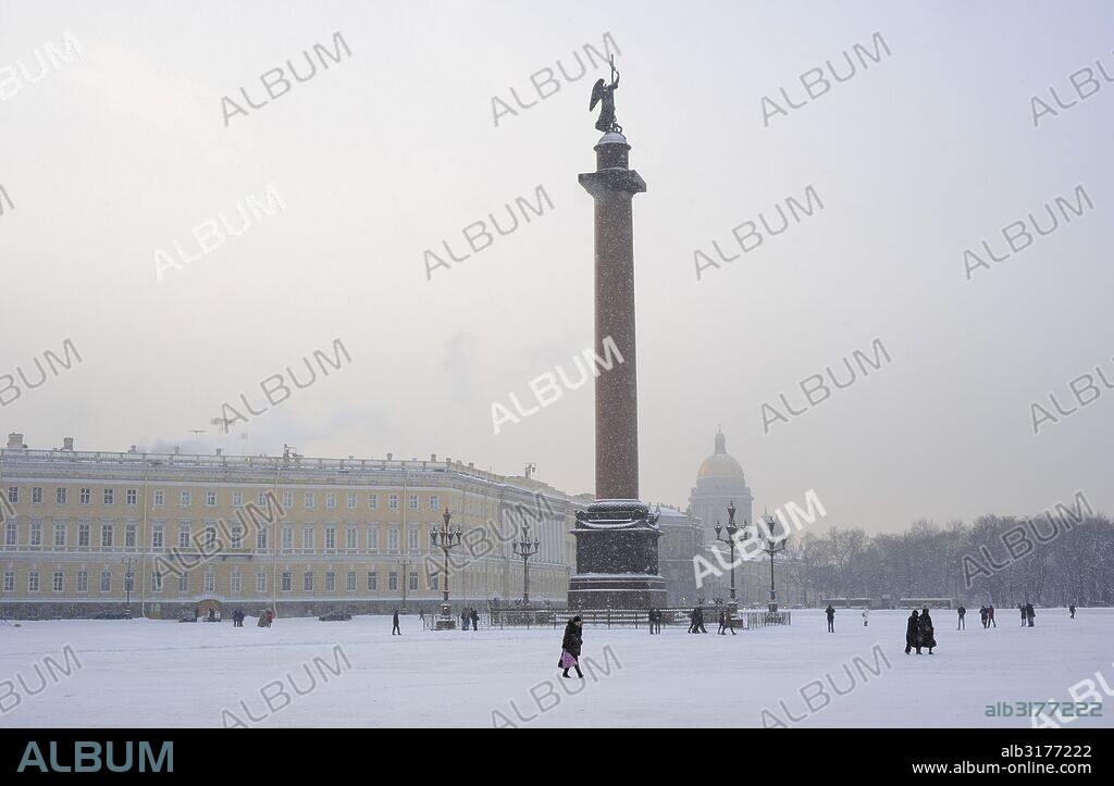 RUSIA. SAN PETERSBURGO. Invierno en la Plaza del Palacio con la columna de Alejandro, obra de Auguste Montferrand erigida en 1834 en honor de Alejandro I.