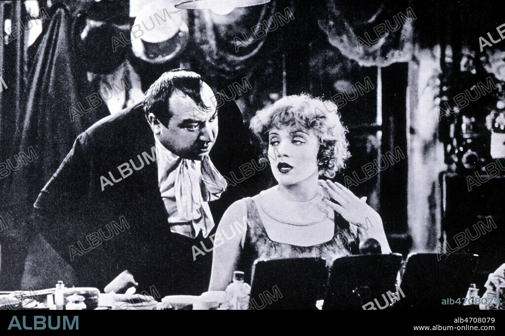 Marlene DIETRICH. Photographie d'exploitation du film l' ANGE BLEU de Josef von STERNBERG avec Marlene DIETRICH, en 1929. ( photo Gunter Rittau ou Hans Schneeberger) Credit Collection privee/ SOC/Kharbine Tapabor.