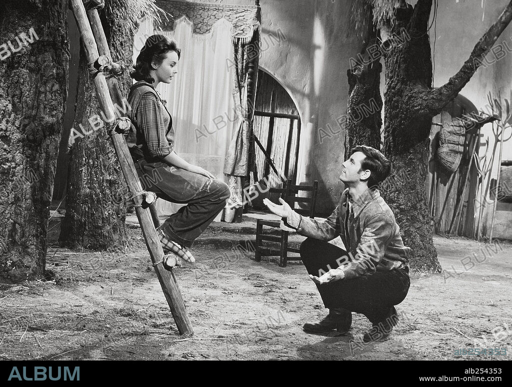 ROCIO DURCAL en TENGO 17 AÑOS, 1964, dirigida por JOSE MARIA FORQUE. Copyright EPOCA FILMS.