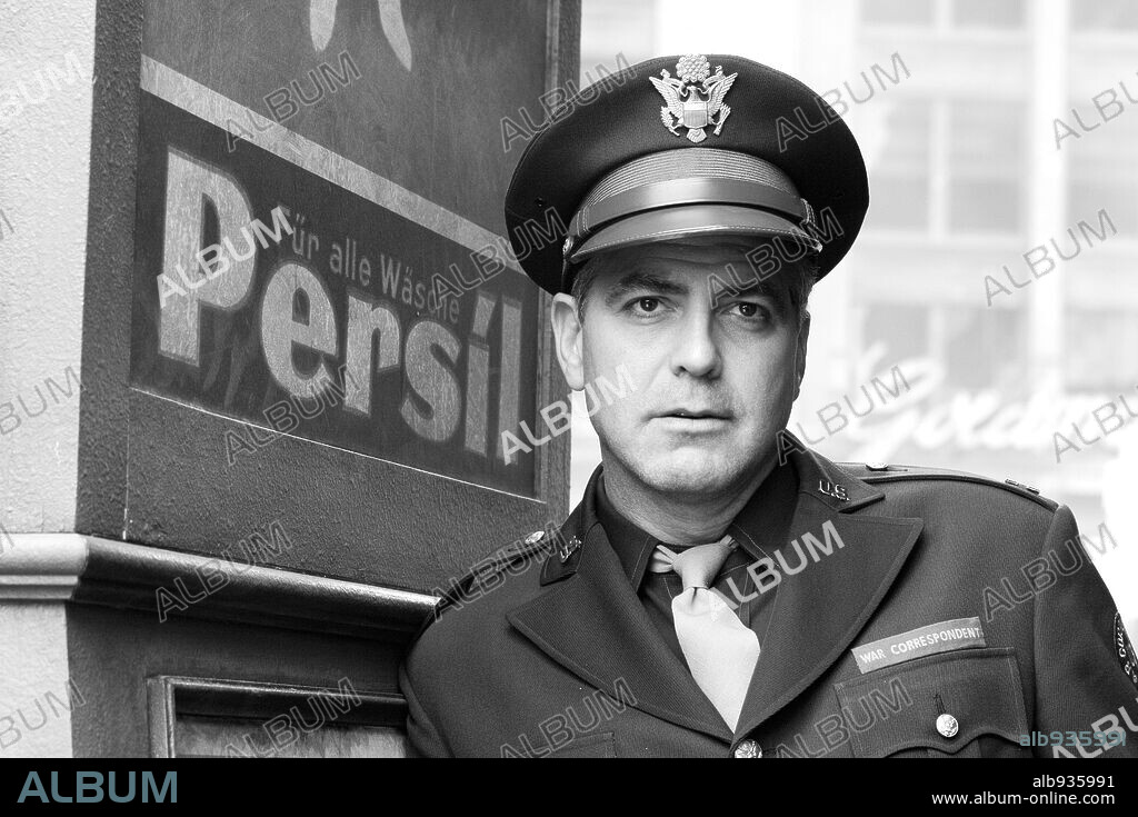 GEORGE CLOONEY en EL BUEN ALEMAN, 2006 (THE GOOD GERMAN), dirigida por STEVEN SODERBERGH. Copyright WARNER BROS. PICTURES / GORDON, MELINDA SUE.