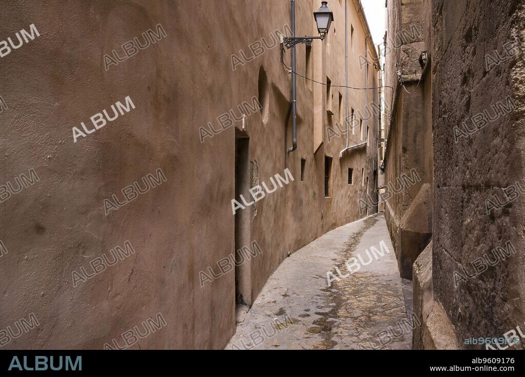 Carrer Estret de Sant Jaume, callejon del centro historico, Palma, Mallorca, balearic islands, spain, europe.