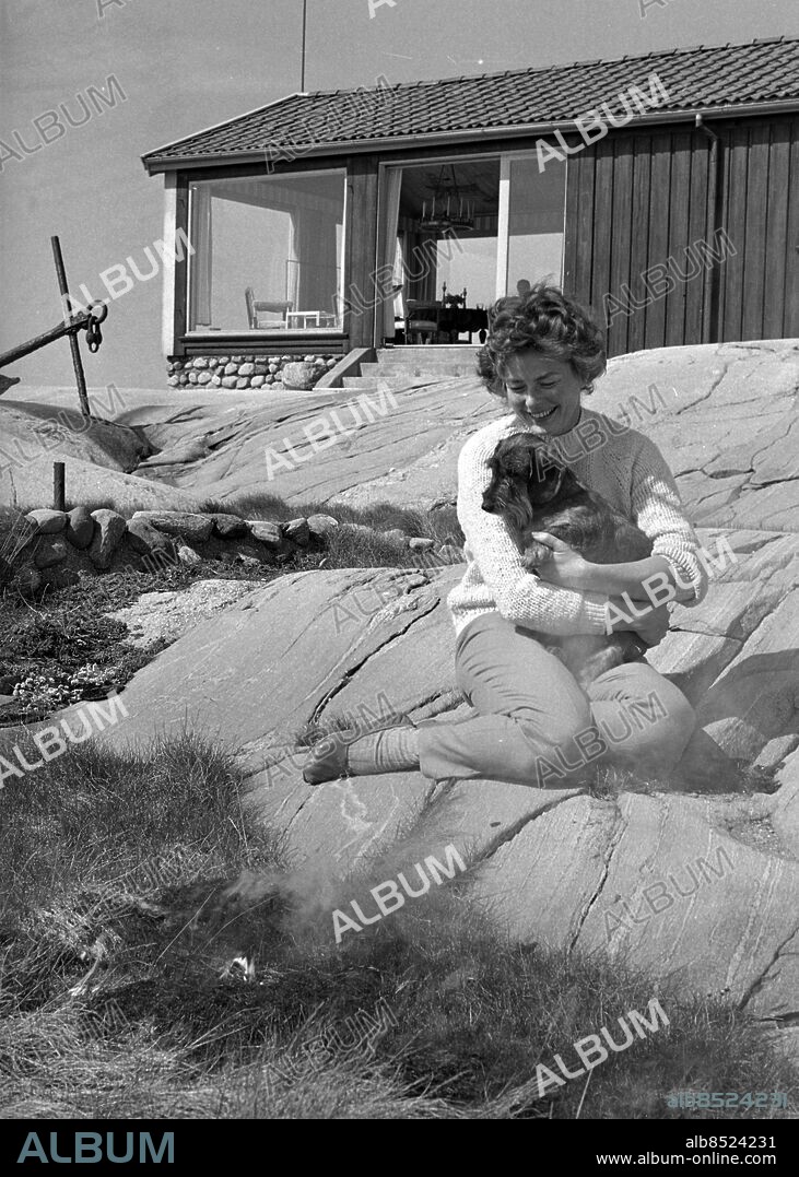 Fjällbacka - Dannholmen - 1961-04-29 - GT-s reportageteam Lars Åhrén och fotograf Jacky Leissner hälsar på hos Ingrid Bergman och Lars Schmidt i den nordbohusländska skärgården. *** Local Caption *** Mnrimg477.jpg. JACKY LEISSNER.