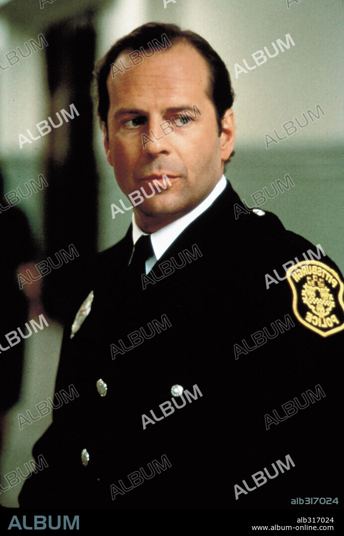 BRUCE WILLIS in STRIKING DISTANCE, 1993, directed by ROWDY HERRINGTON. Copyright COLUMBIA PICTURES.