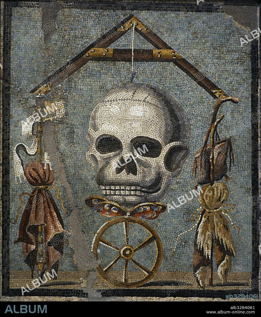 ARTE ROMANO. ITALIA. Mosaico conocido por el nombre de "MEMENTO O MORI" (RECUERDA QUE MORIRAS). La muerte (calavera) pende sobre la vida o el alma (mariposa) que a su vez está posada sobre la rueda de la fortuna. Siglo I a. C. Officina Coriariorum. Pompeya. Museo Arqueológico Nacional de Nápoles. Italia. Europa.
