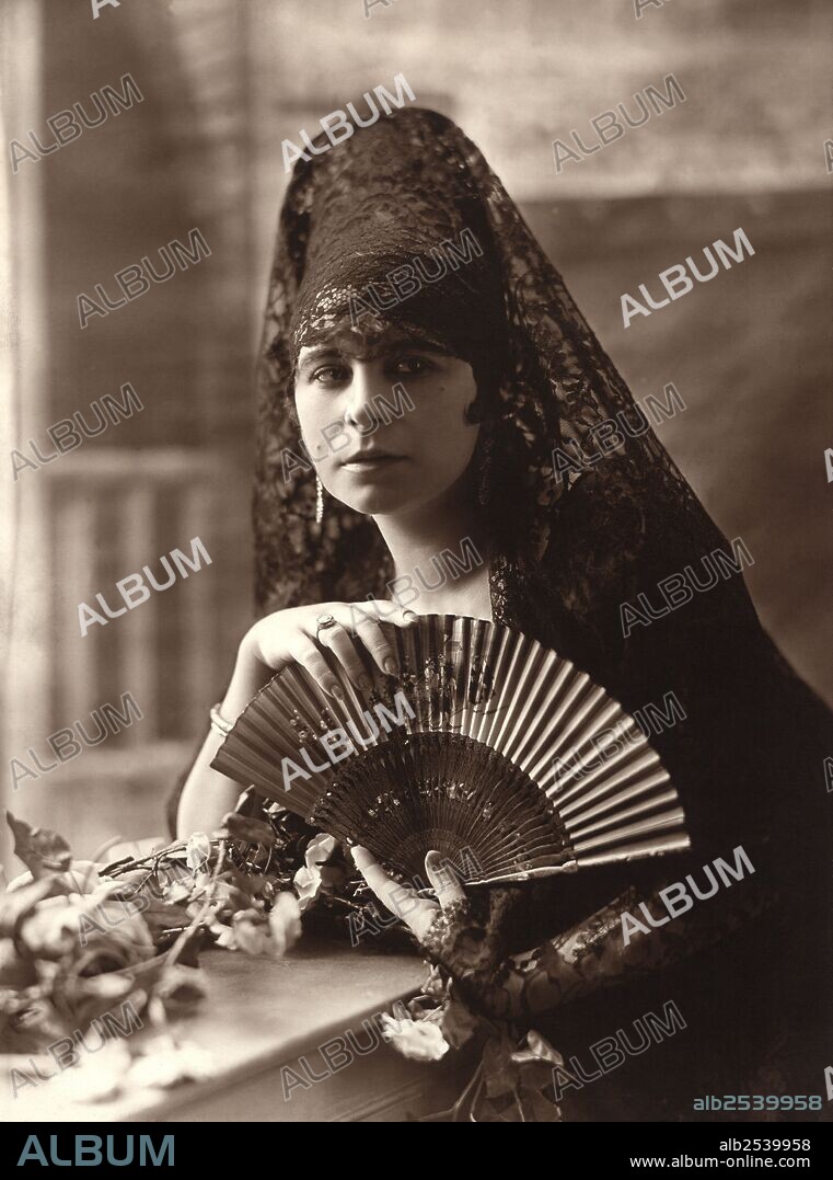 Raquel Meller. Francisca Márqués López (1888-1962). Cantante, cupletista y actriz española con abanico y mantilla española. Años 1930.
