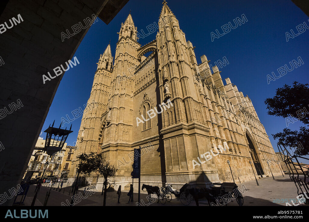 Catedral-Basílica de Santa María de Palma de Mallorca, iniciada en 1229, Palma, Mallorca, balearic islands, spain, europe.
