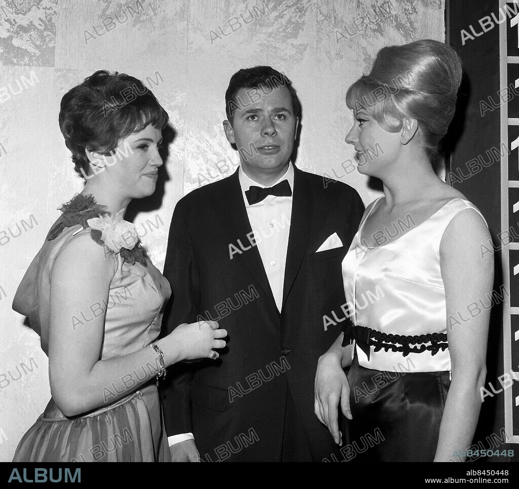 LONDON 1963-03-23. Artisten Monica Zetterlund (th) tävlar i Eurovision Song Contest i London med bidraget "En gång i Stockholm". Här tillsammans med det vinnande danska artistparet Grethe och Jörgen Ingmann.. Foto: TT Historical / Kod 1902.