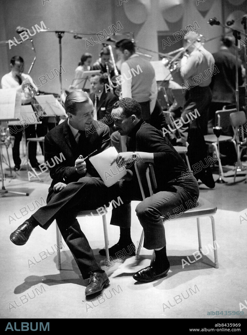 Stockholm 1961-03-27. En paus i inspelningsarbetet av filmmusiken till "Pojken i trädet" tar musikskaparen Quincy Jones tillsammans med sin uppdragsgivare, regissör Arne Sucksdorff. Foto: Jan Ehnemark / SvD / TT / kod 12014.