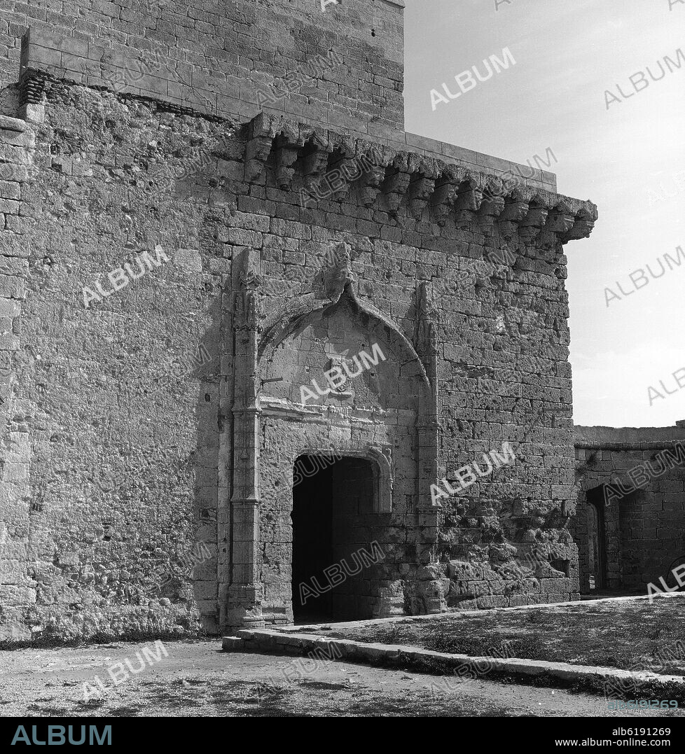 PUERTA DE ENTRADA A LA TORRE DEL HOMENAJE DEL CASTILLO CONSTRUIDO EN EL TERCER RECINTO DE LA ALCAZABA DE ALMERIA - SIGLO XV.