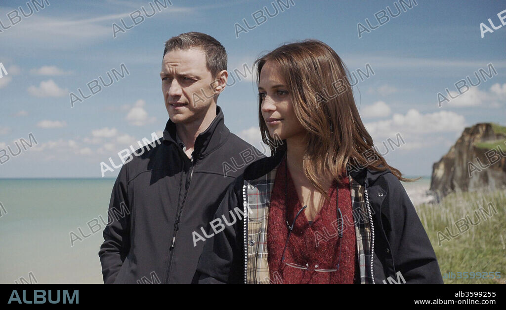 ALICIA VIKANDER y JAMES MCAVOY en INMERSION, 2017 (SUBMERGENCE), dirigida por WIM WENDERS. Copyright LILA 9TH PRODUCTIONS.