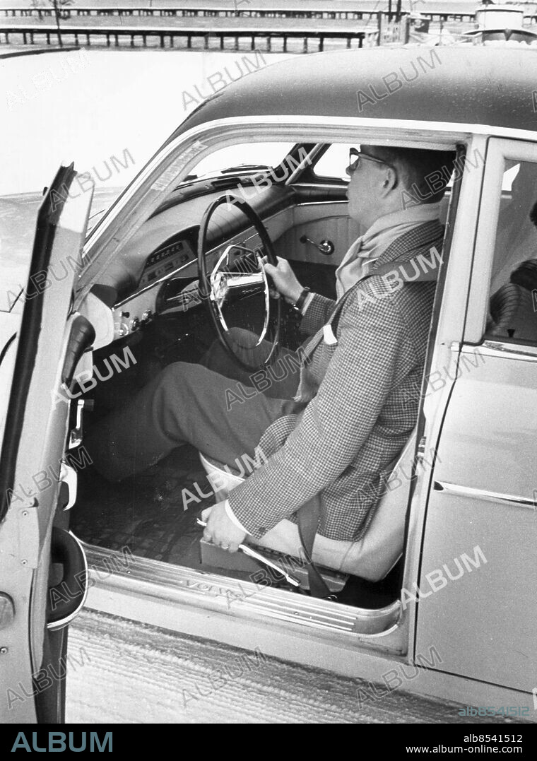 1960-01-20. Volvo Amazon. Utvändigt ser Amazon inte nämvärt sportig ut. Men på förarplatsen är den i det närmaste lika bekväm som en sportvagn med bra körställning och med växelspak och handbroms inom bekvämt räckhåll. Säkerhetsbälten med band snett över bröstet och höfterna ingår i standardutrustningen.. Foto: Lars Nyberg / Expressen / TT / Kod: 34. ** AFTONBLADET OUT **.